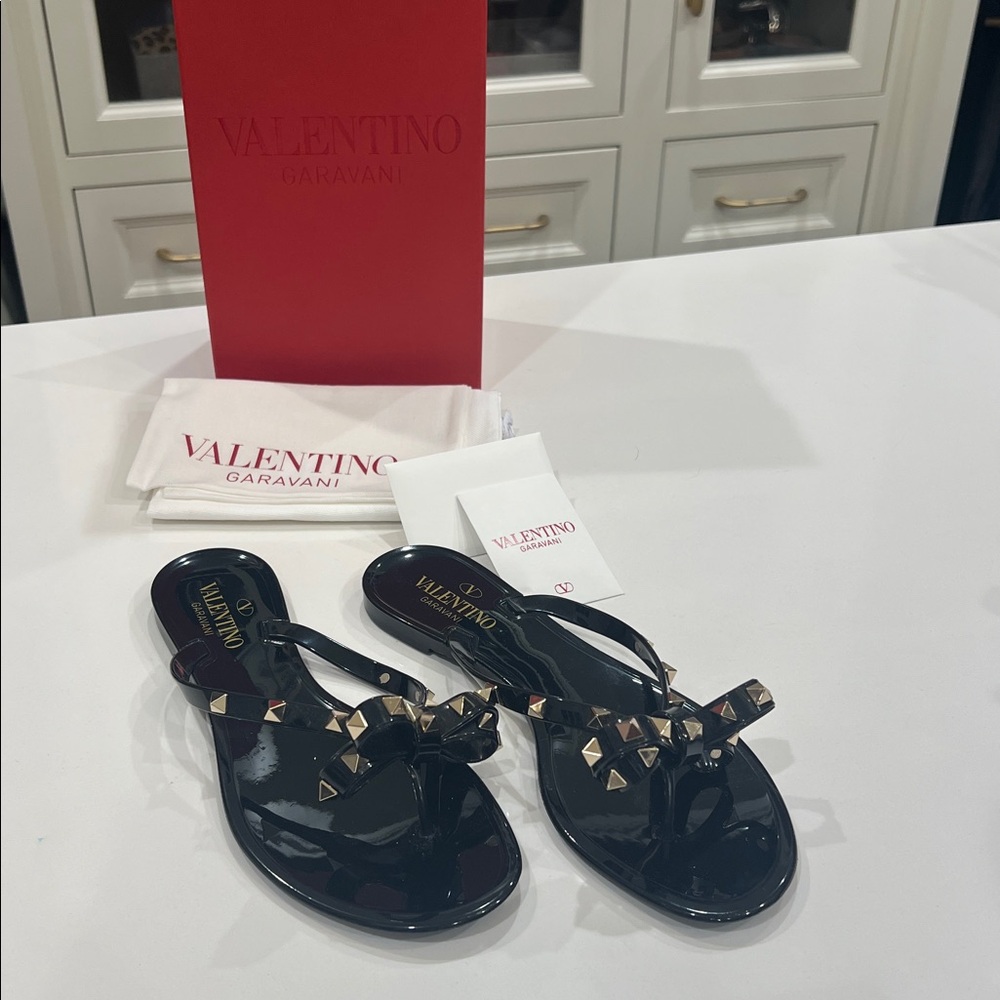 Valentino Garavani Rockstud Bow Jelly Thong Sandals - Picture 4 of 14
